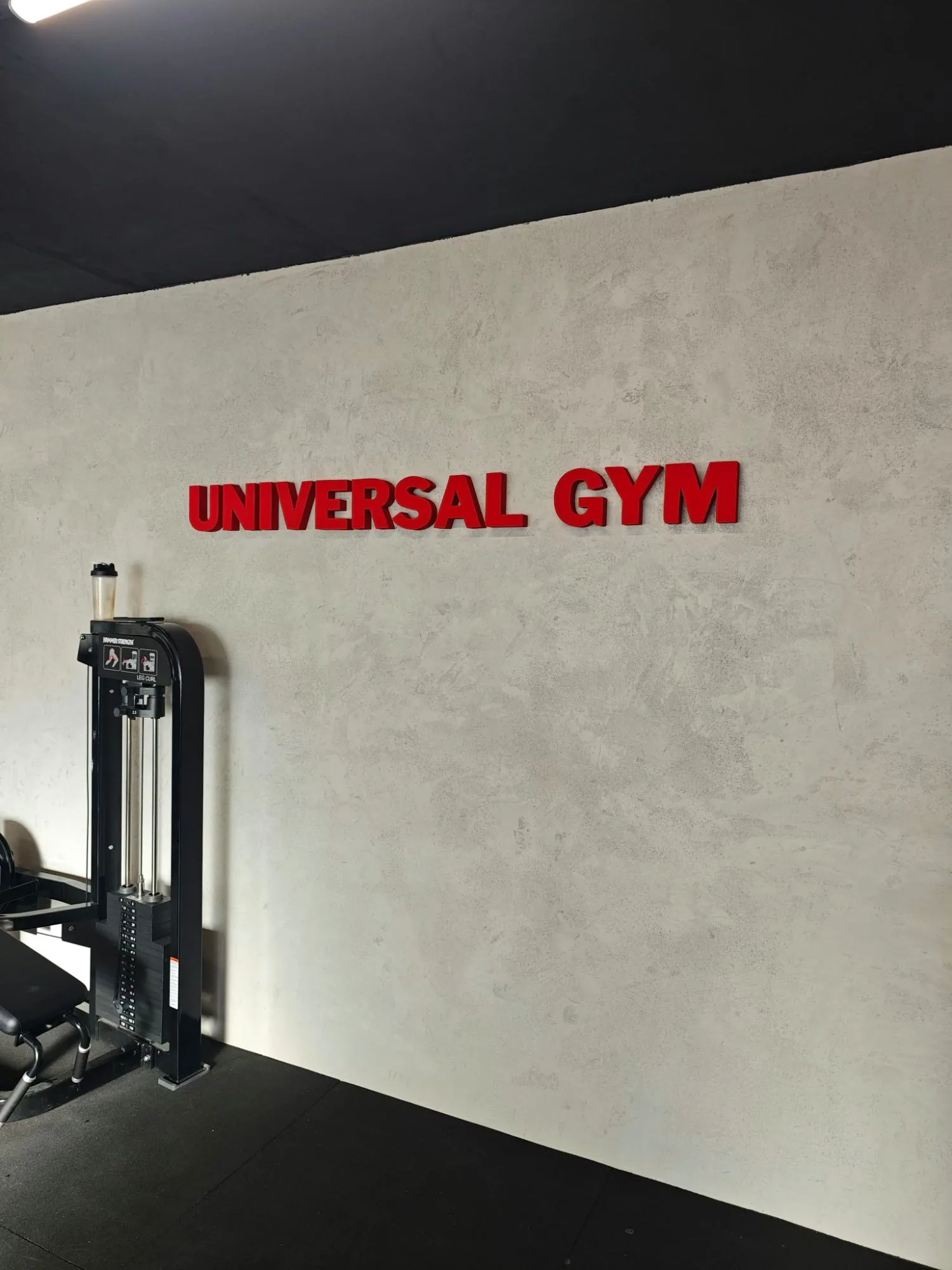 Detail povrchu betónovej stierky Betón TG s nápisom Universal Gym